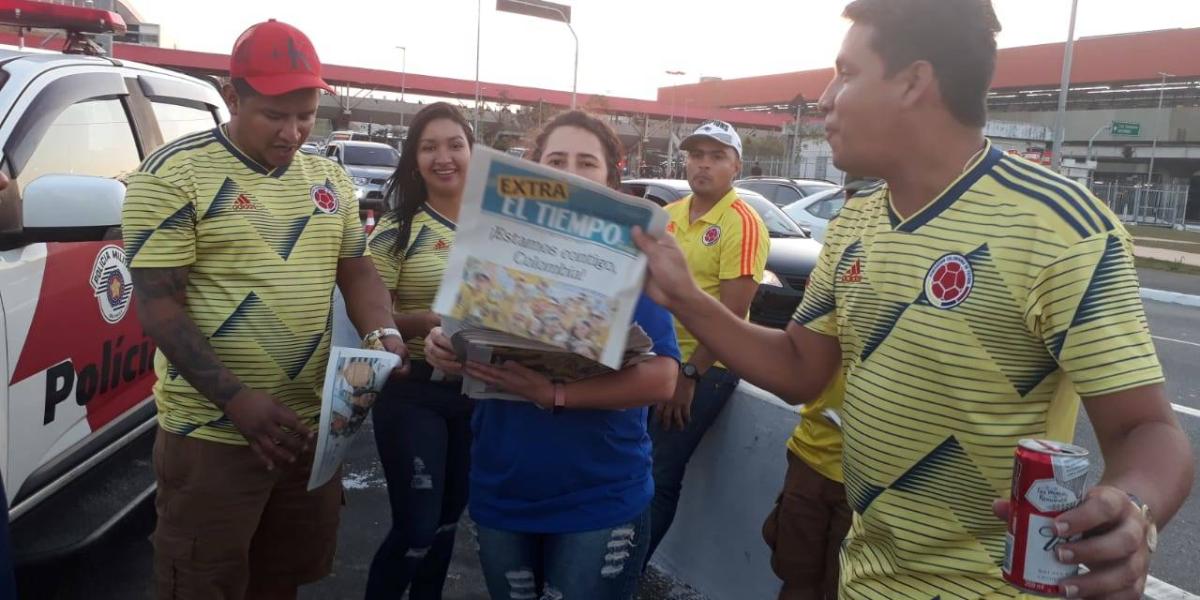 Los colombianos reciben el Extra de EL TIEMPO en Sao Paulo.