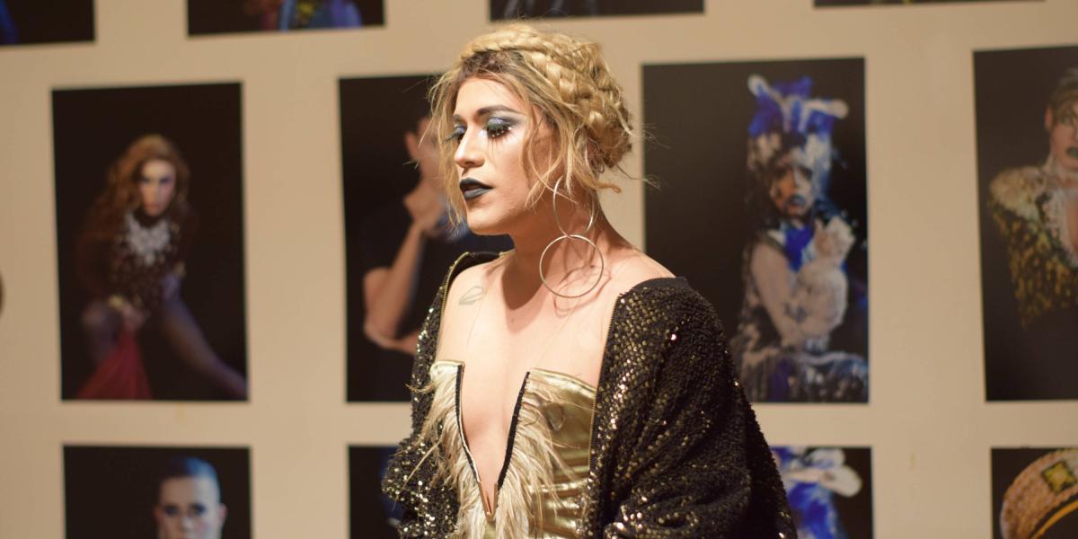 La drag queen mexicana Aurora Wonders en la exposición fotográfica de 'La noche y las luciérnagas'.
