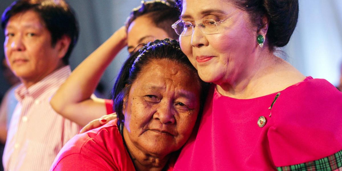 La ex primera dama de Filipinas, Imelda Marcos (der.), durante la celebración de su 90° cumpleaños, este lunes en Manila (Filipinas).