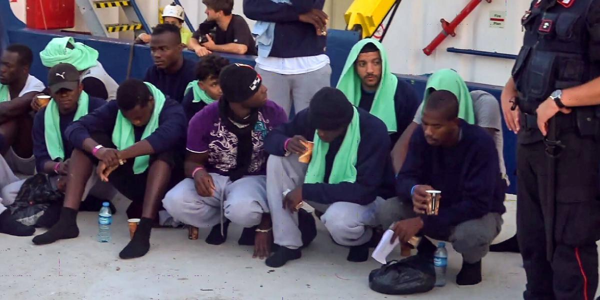 Cuarenta migrantes permanecieron a bordo del barco de la ONG alemana Sea Watch ante la negativa de Italita de dejarlos entrar.