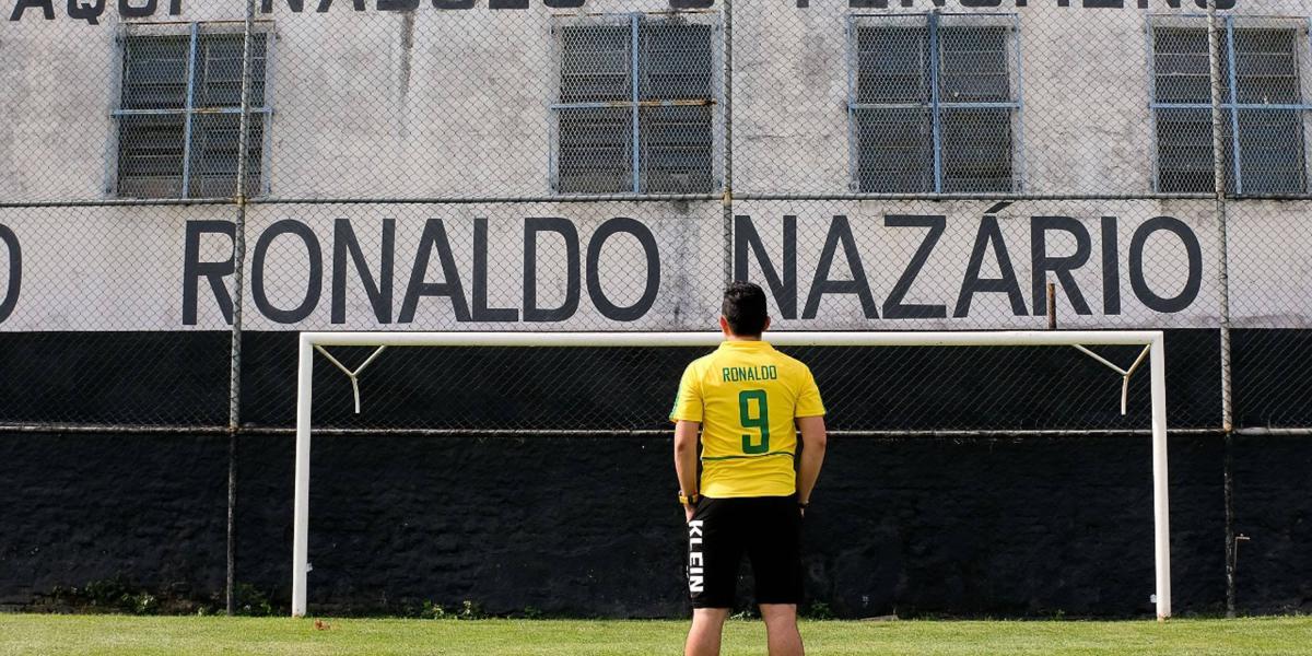 La canchita contra el muro que grita que allí nació Ronaldo, el Fenómeno.