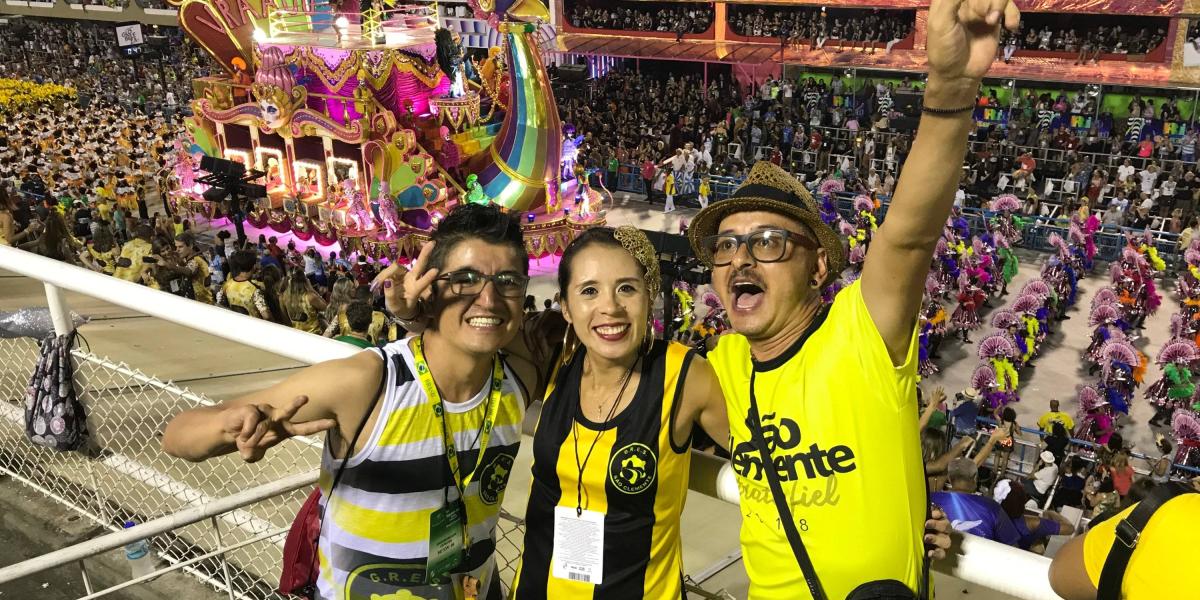 Fredy, Carolina y César, tres colombianos alentando a la escuela Sao Clemente, en el Sambódromo, durante el pasado Carnaval de Río de Janeiro.