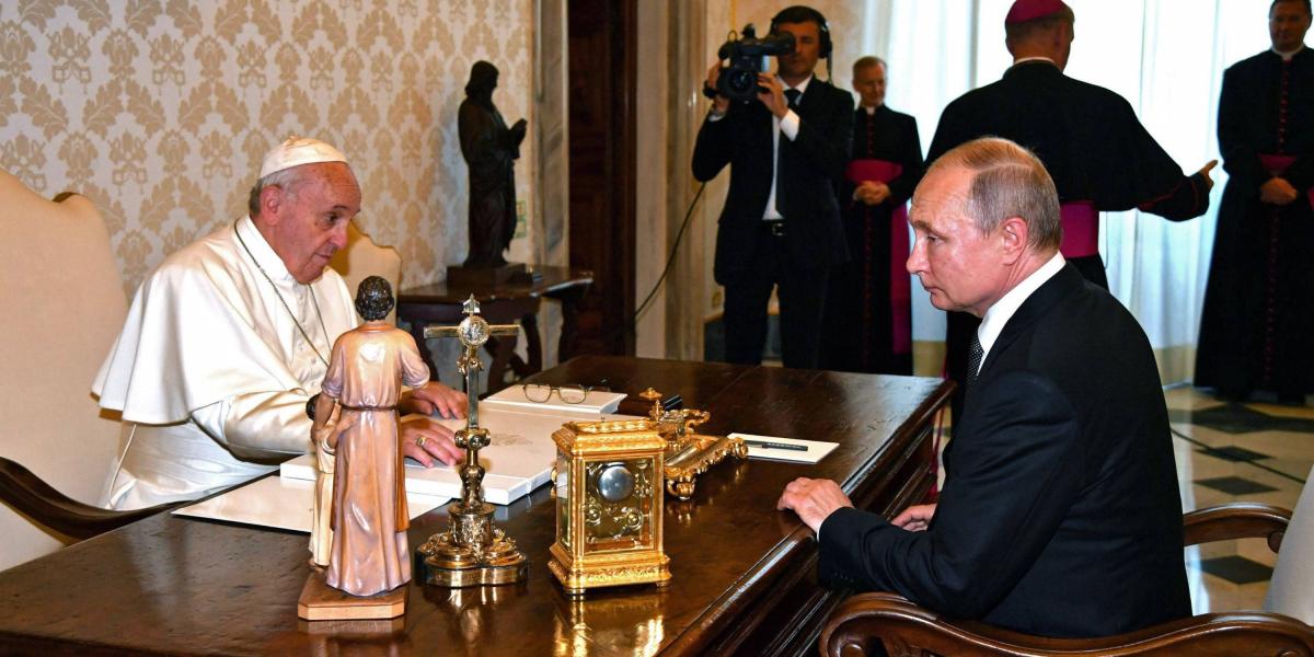 El Papa Francisco (C) habla con el Presidente ruso Vladimir Putin (R) durante una audiencia privada en el Vaticano, el 4 de julio de 2019.