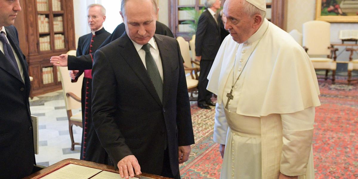 El sumo pontífice y Putin intercambiaron regalos.