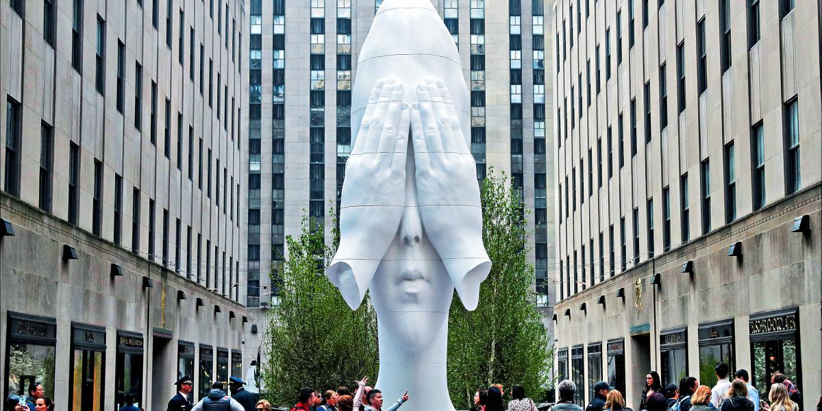 ‘Detrás de las paredes’, escultura de friso en el Rockefeller Center de Nueva York.