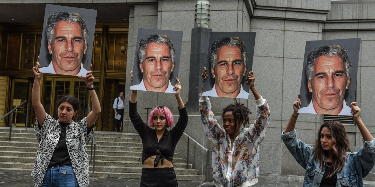 Un grupo de protesta llamado "Hot Mess" protesta contra de Jeffrey Epstein frente al tribunal federal en la ciudad de Nueva York.