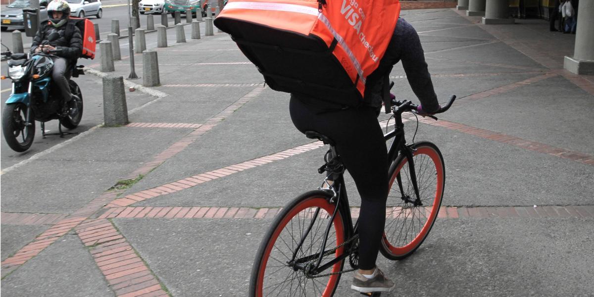 Según una ponencia del Concejo de Bogotá, en la capital hay 97.319 rappitenderos registrados, de los cuales 26.437 tienen cédula de extranjería. El 68 por ciento de ellos se transporta en bicicleta.