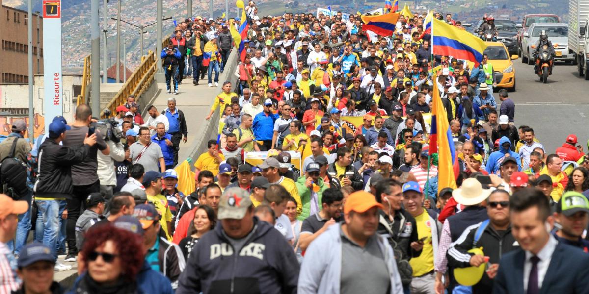 Los taxistas dejaron sus carros y salieron a tomarse las calles. La marcha de Bogotá fue la más grande.