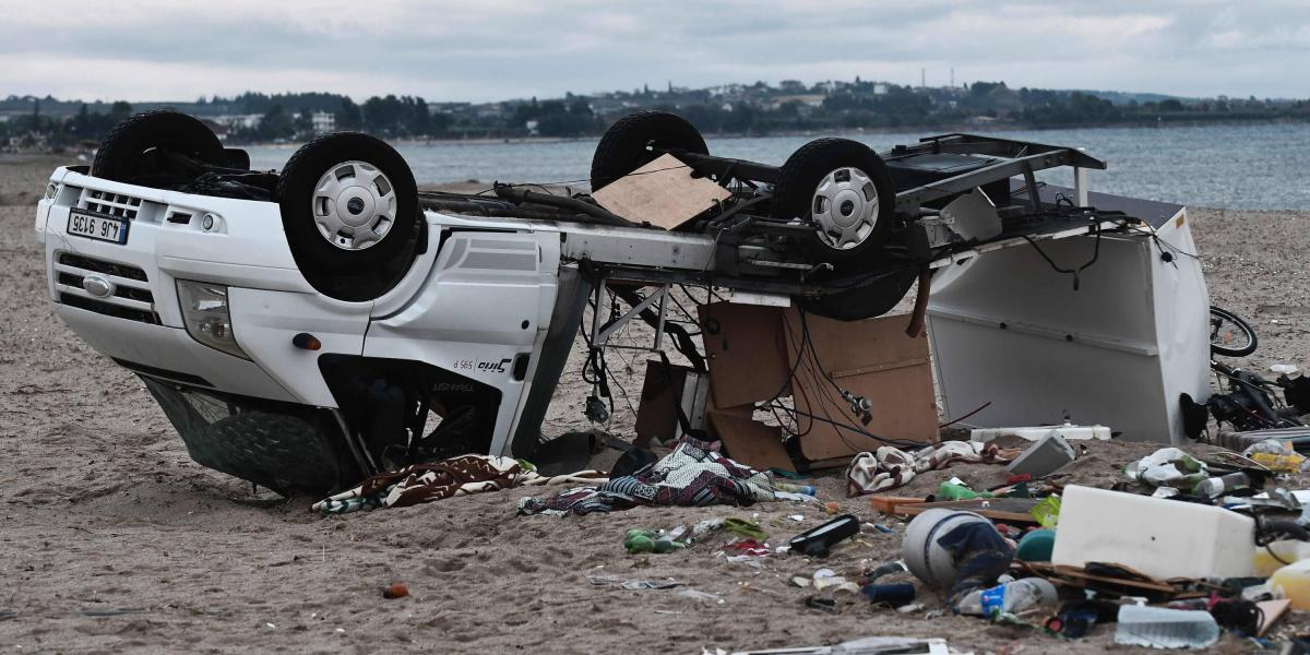 Una caravana volcada por fuertes vientos se encuentra en una playa donde la tormenta mató a una pareja checa en Nea Plagia, en Chalkidiki, al norte de Grecia