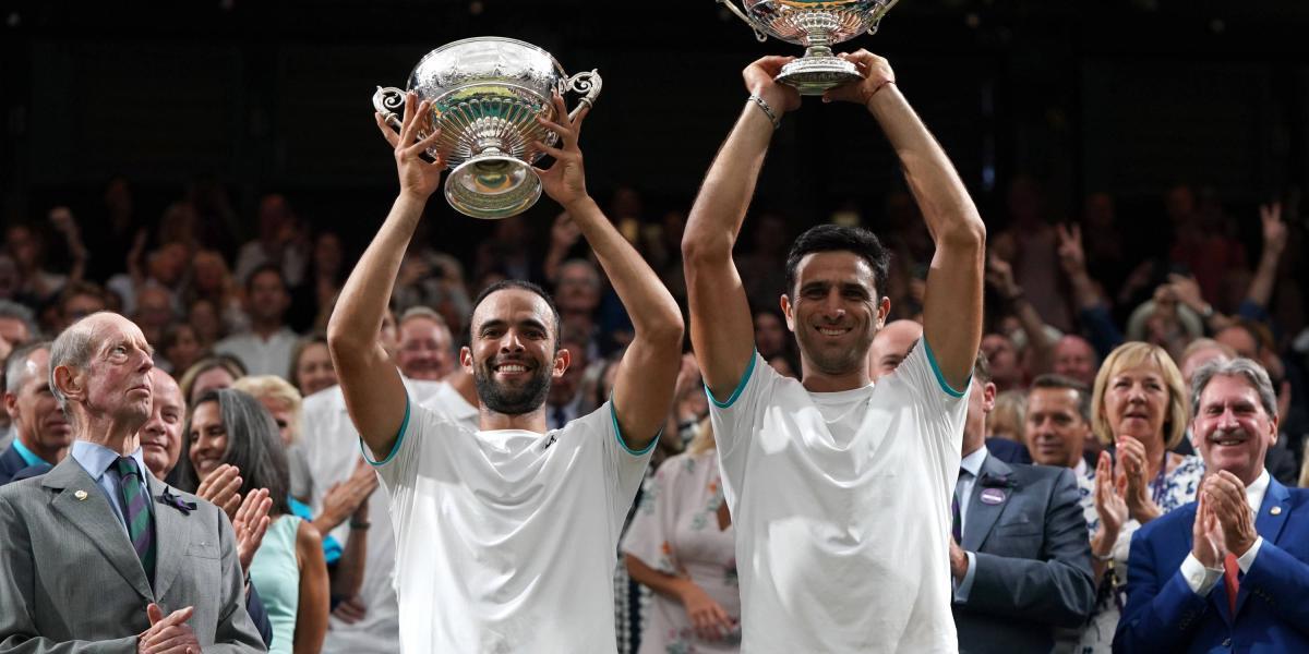 Los tenistas colombianos Sebastián Cabal y Robert Farah alzan la copa de la victoria en Wimbledon