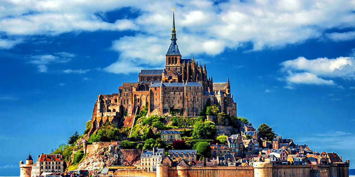 Hermosa vista panorámica de la famosa isla de Le Mont Saint-Michel con cielo azul, en Normandía, norte de Francia.