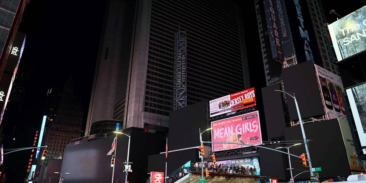 Así quedaron las vallas publicitarias de Times Square este sábado después del apagón en Manhattan.