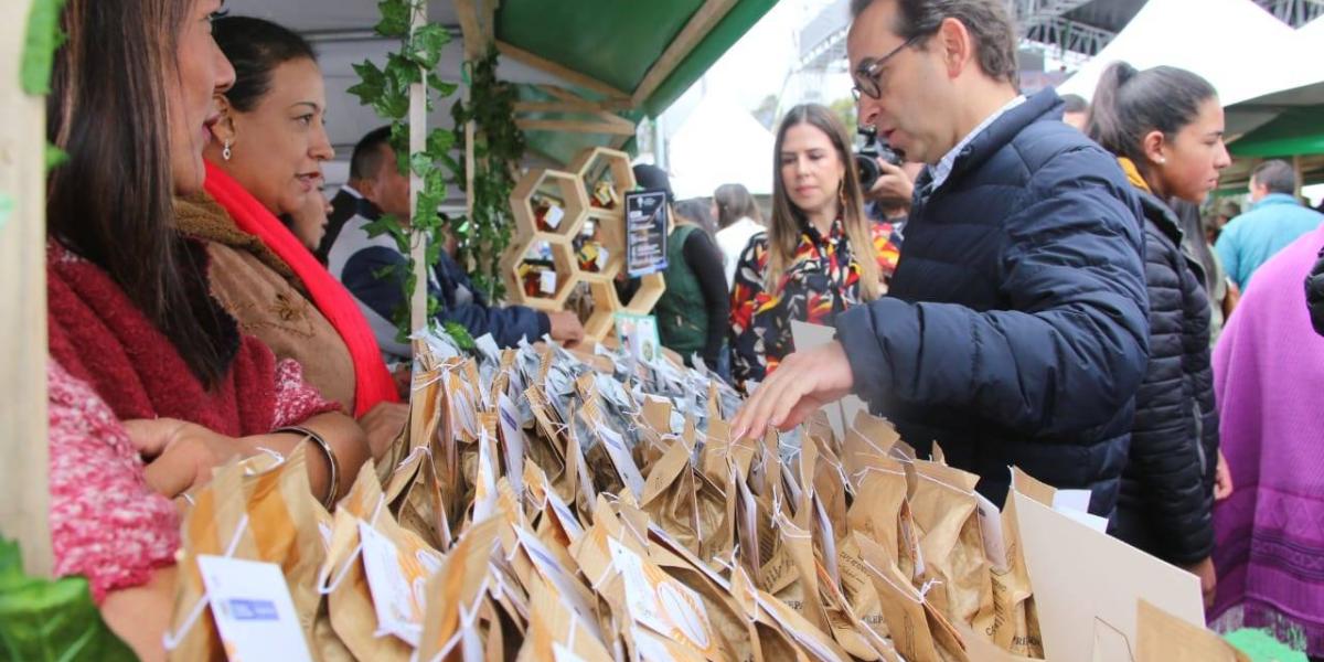 El mercado campesino trajo a 200 hombres del campo a vender sus productos directamente al consumidor en Bogotá.
