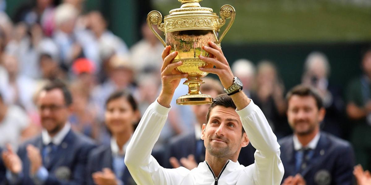 Novak Djokovic levanta el título de campeón.