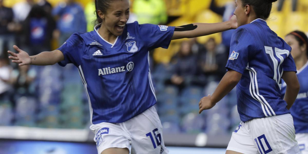Angie Castañeda (der.) marcó los dos goles de Millonarios. Con ella, Lina Gómez(16).