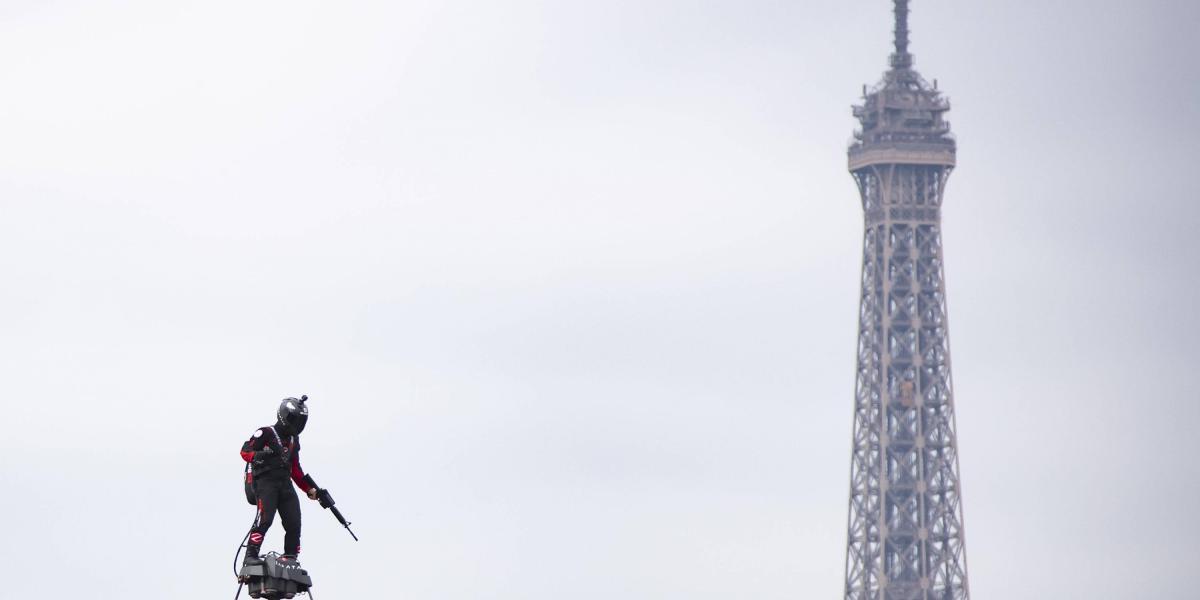 Un hombre en una tabla voladora. Parece ficción, pero ocurrió el domingo en París, durante la conmemoración del Día de la Bastilla.