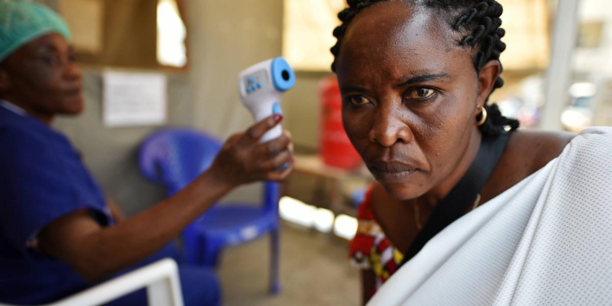 Una mujer es analizada como posible paciente de ébola en el Hospital General de Goma, República Democrática del Congo.