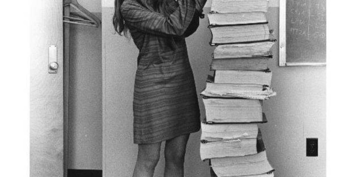 Margaret Hamilton junto a los códigos que diseñó.