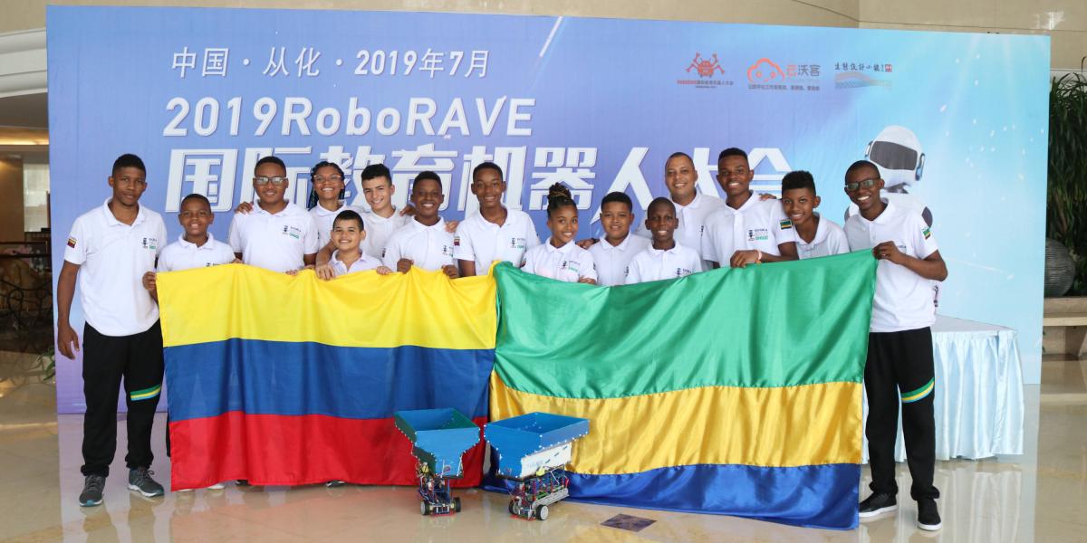 Alrededor de 40 niños de población vulnerable aprenden de programación y electrónica en la Escuela de Robótica del Chocó.