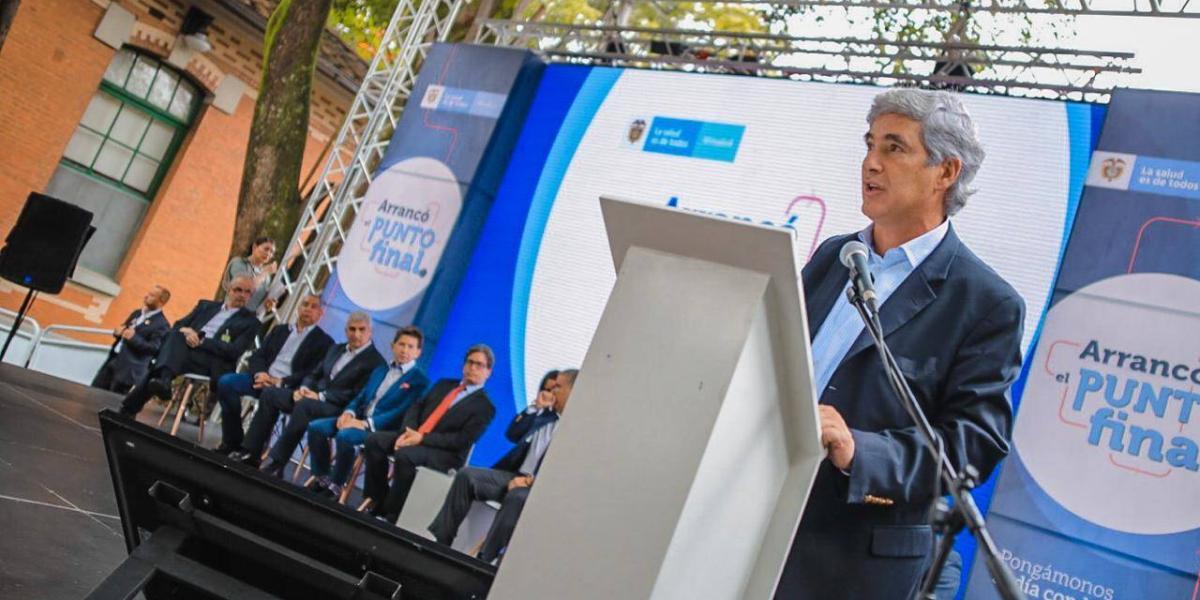 El ministro de Salud, Juan Pablo Uribe, presentó en Medellín el acuerdo de punto final junto al presidente Iván Duque y otras autoridades.