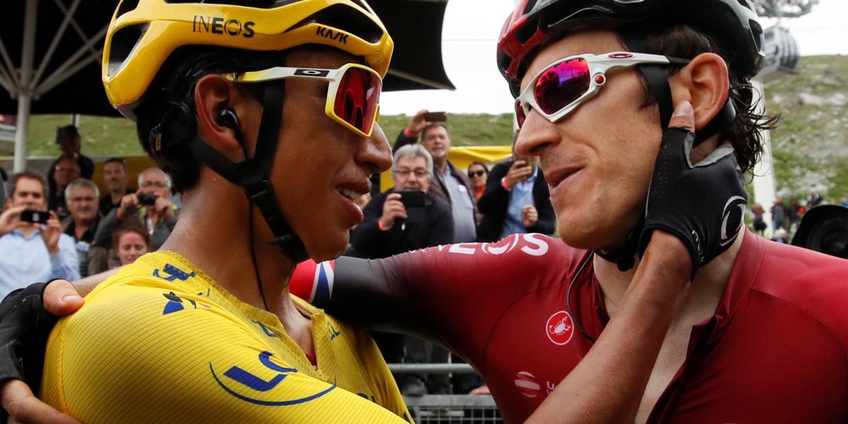 Egan Barnal es felicitado por el británico Geraint Thomas tras ser el primer colombiano en ganar el Tour de Francia.