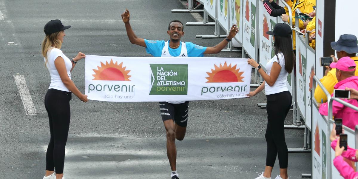 Tola Tamirat fue el ganador de la Media Maratón de Bogotá 2019.