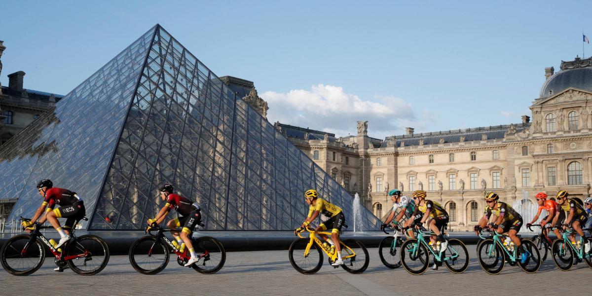 El pelotón de ciclistas de la etapa 21 del Tour de France llegó a París y pasó frente al Museo del Louvre.