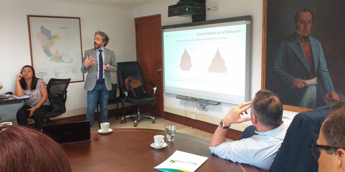 El director del Dane, Juan Daniel Oviedo, explicó al Gobernador y a algunos alcaldes los los resultados del censo en Risaralda.