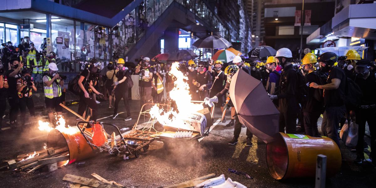 Fuertes choques se han presentado en las jornadas de protestas en Hong Kong, que la policía antidisturbios ha intentado reprimir a la fuerza con gases y arrestos.