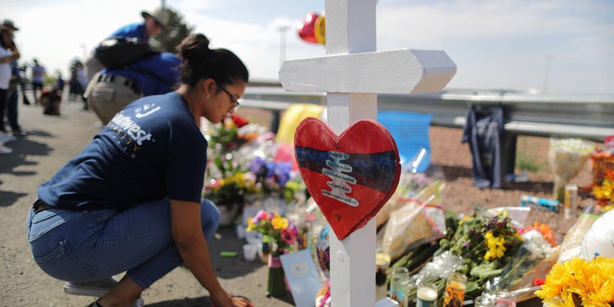 Este lunes, decenas de personas seguían rindiendo homenaje a las víctimas del tiroteo en El Paso (Texas).