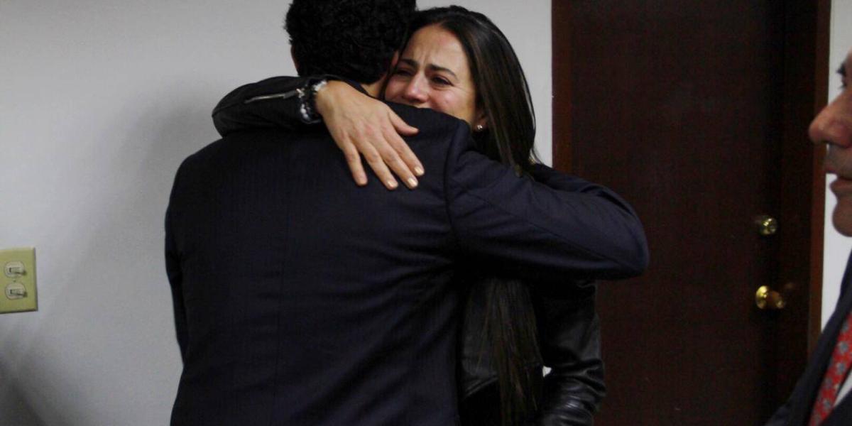Francisco y Catalina Uribe Noguera se abrazaron después de conocer la decisión del juez de absolverse.