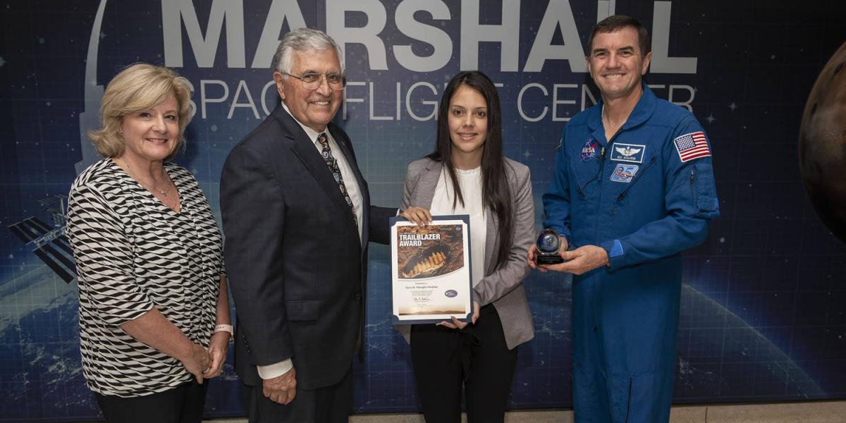 Sara Rengifo, acompañada por los astronautas Harrison Schmitt y Rex J. Walheim, y por Jody Singer (directora del Marshall Space Flight Center) durante la entrega del reconocimiento.