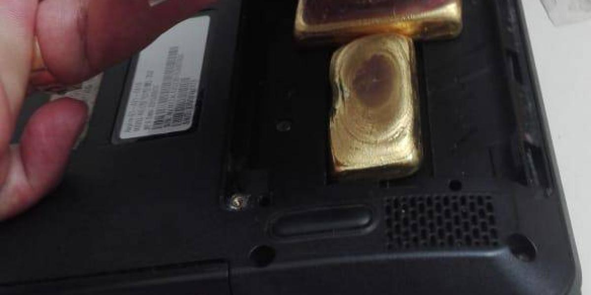 Ocultaba el oro en un portatil que fue registrado por las autoridades