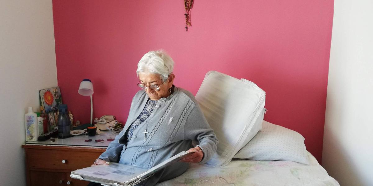 Eudosia Amaya, de 104 años, vive con su hija mayor, Florelba, en un apartamento en Soacha. Todos los días recuerda a la bebé que le quitaron hace 64 años.