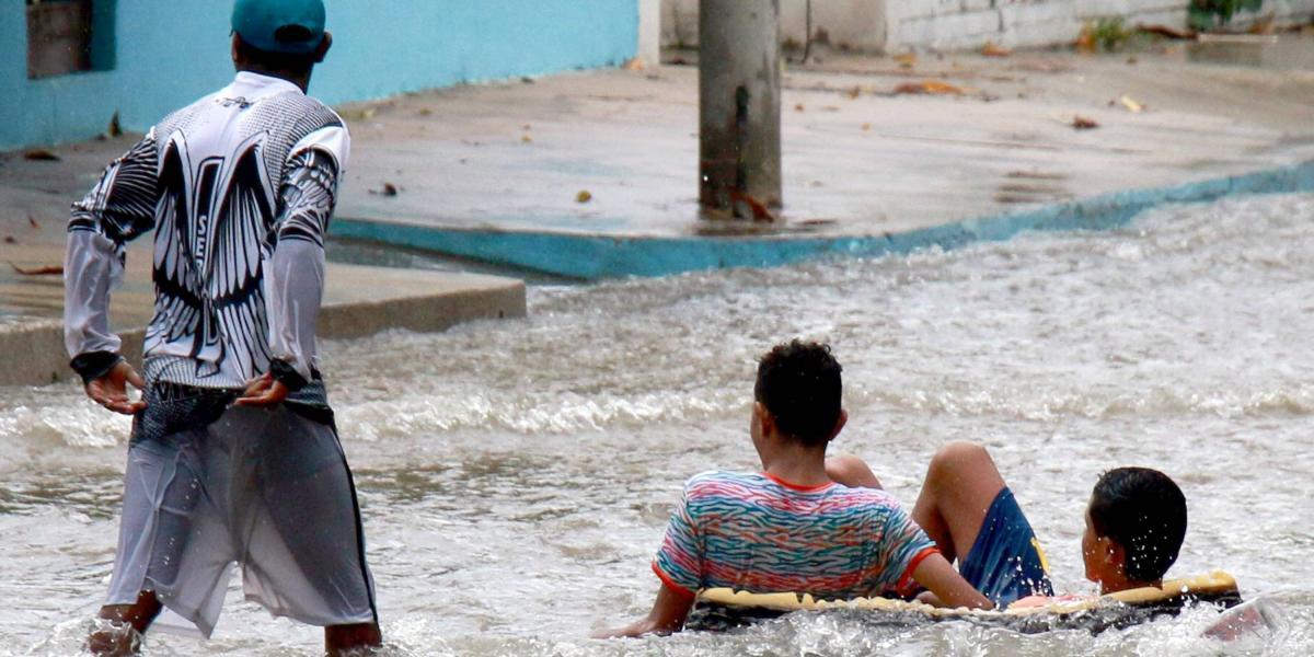Es poco habitual que una persona se salve de morir al ser arrastrado por los feroces arroyos que se forman en Barranquilla cuando llueve.