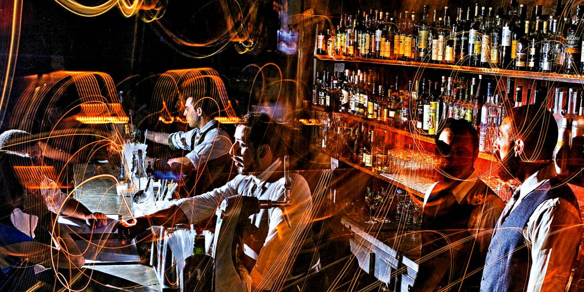 El bar 878 es uno de los más conocidos de Buenos Aires, y es un referente de la calle Thames. Para llegar debe reconocer la puerta porque es un bar oculto.