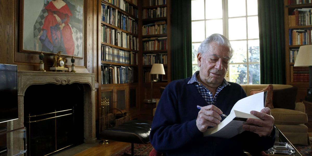 Mario Vargas Llosa recibió el premio Nobel de Literatura en 2010 y fue galardonado con el premio Miguel de Cervantes en 1994. Además, hace parte de la Real Academia Española.