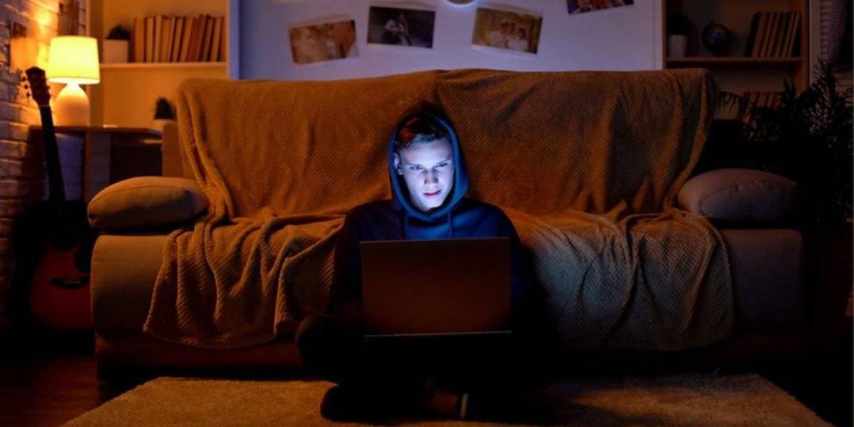 Las ideologías extremistas tan extendidas en internet podrían estar influenciando a los adolescentes.
