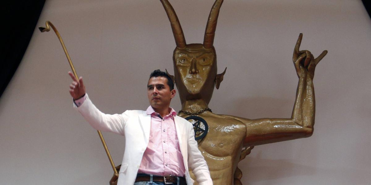 Héctor Londoño, de 44 años, se hace llamar Víctor Damián Rozo. Fundó la Asociación Templo Luciferino Semillas de Luz