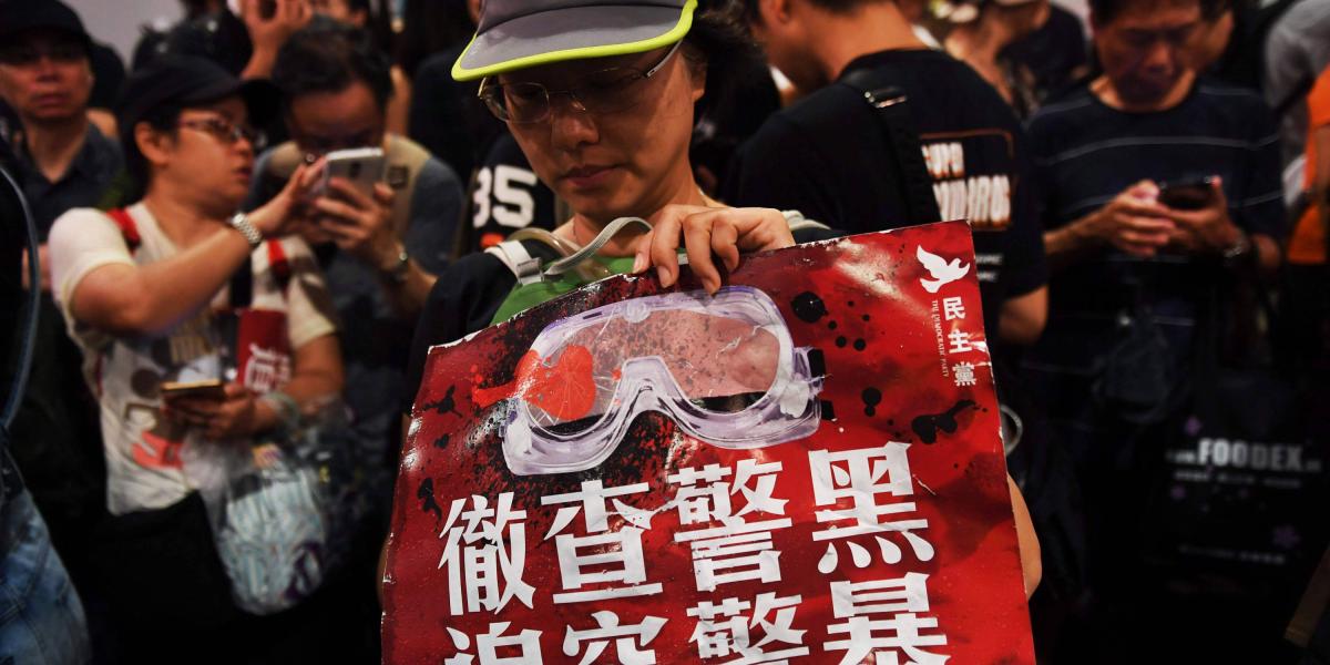 Dos meses llevan las manifestaciones en Hong Kong. En la imagen, una hongkonesa lleva un cartel en protesta contra la represión policial.