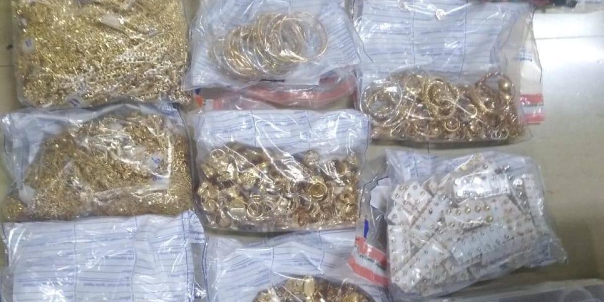 La Fiscalía le incautó a la red ilegal varias joyas y piezas ilegales de oro.