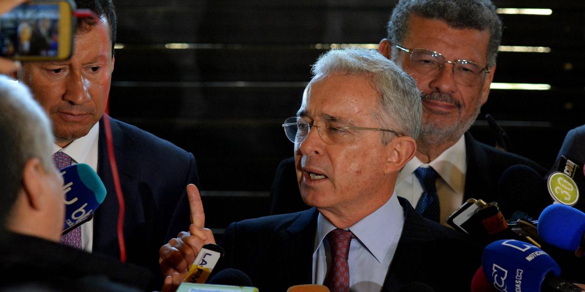 El senador Álvaro Uribe fue citado a indagatoria, con abogado, el próximo 8 de octubre.