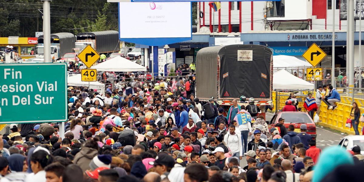 Migrantes esperan en la frontera con Colombia, en el paso de Rumichaca (Ecuador).