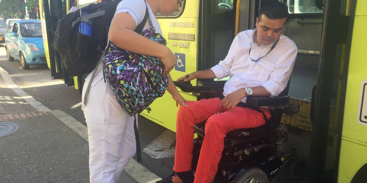 Los buses del servicio público colectivo de Bucaramanga y su área metropolitana no tienen plataforma ni cuentan con sistema de audio y táctil para personas con discapacidad.