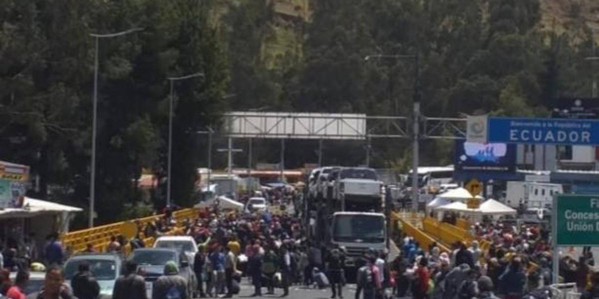 Migrantes en el puente de Rumichaca, frontera con Ecuador.