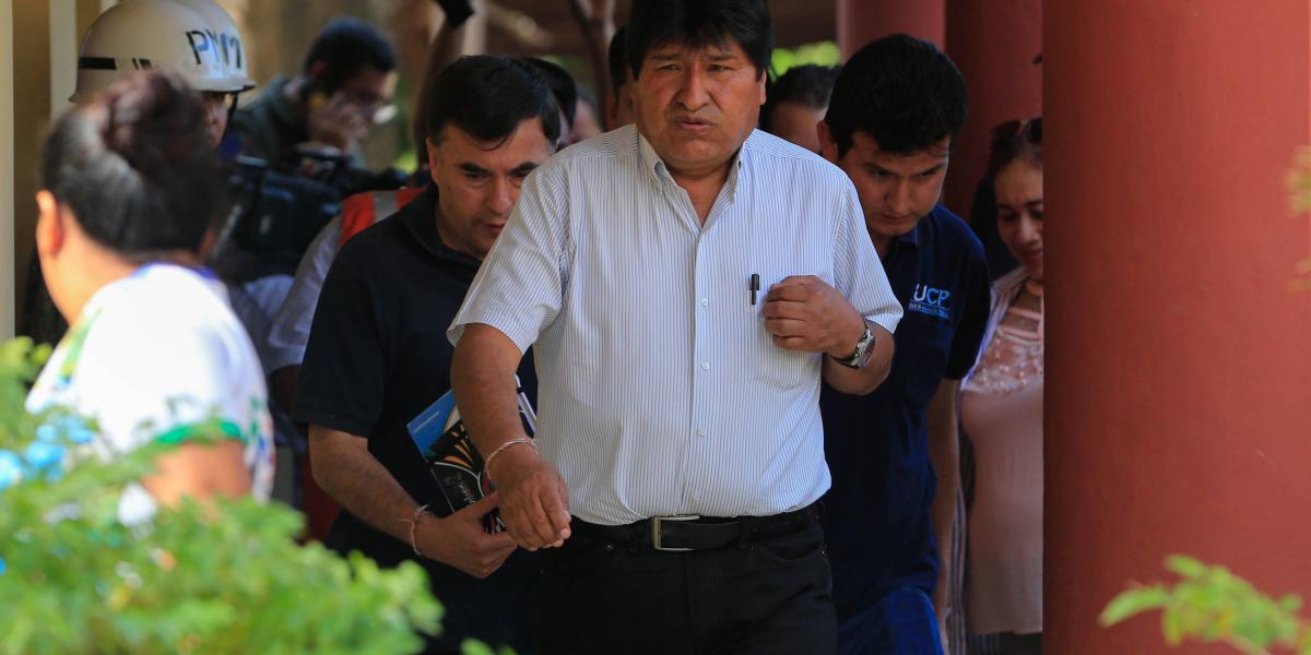 El presidente de Bolivia, Evo Morales (c) anunció que decidió hacer una "pausa ecológica" en las áreas afectadas por los incendios en la Chiquitania boliviana, en el este del país.