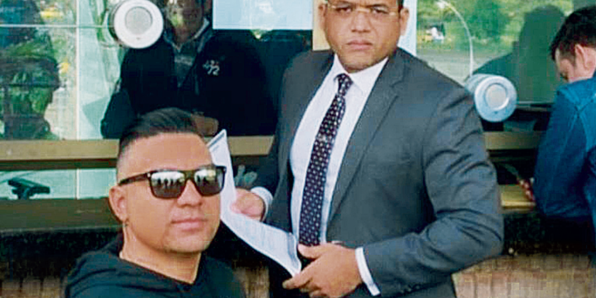 Esta foto, en la que se ve a Elkin López (con gafas) en la Fiscalía, con su abogado, Álex Fernández, circuló ayer en Valledupar con la leyenda: ‘Así se le tapa la boca a la gente’.