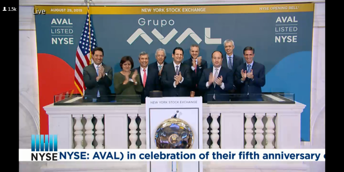 Luis Carlos Sarmiento Gutiérrez, presidente del Grupo Aval, tocó la campana de apertura en la Bolsa de Nueva York, este miércoles.