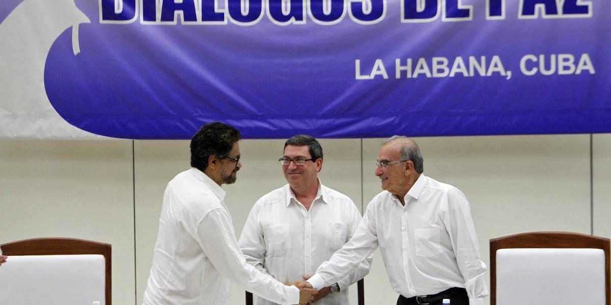 De la Calle (der.) y Márquez (izq.) lideraron los diálogos de paz en La Habana.