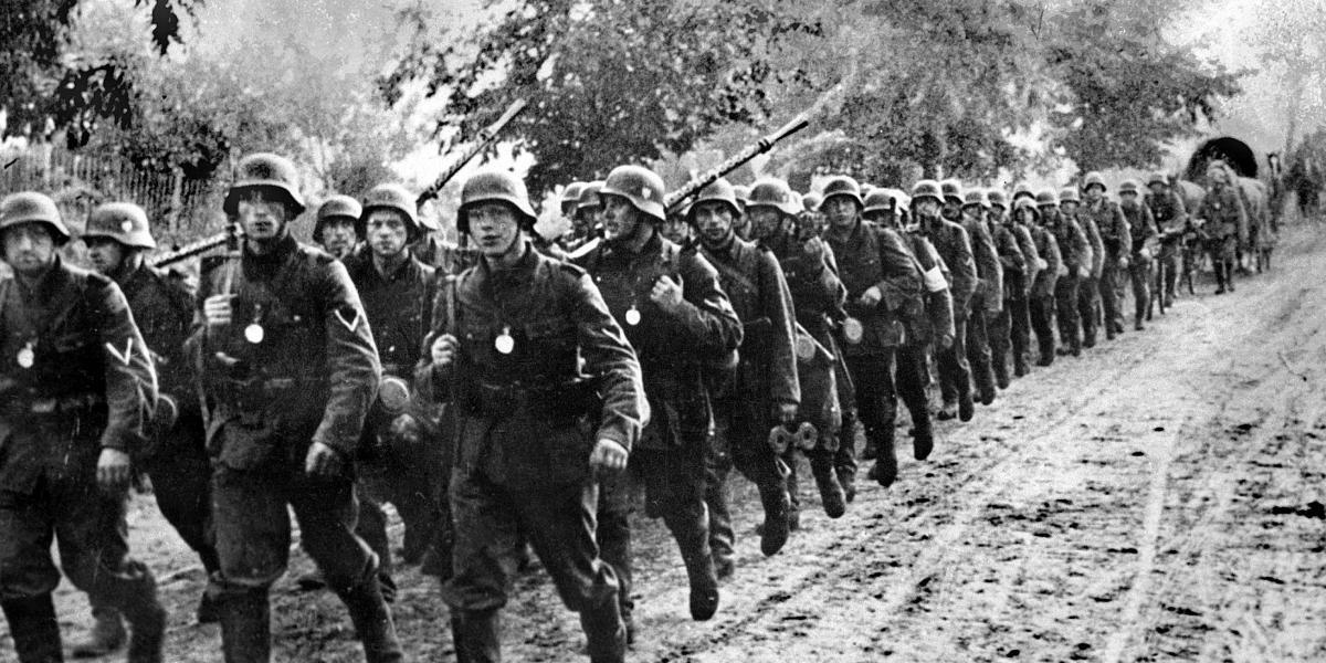 El 1.º de septiembre de 1939, Alemania inició el ataque a Polonia con 1,2 millones de hombres. Fue una guerra relámpago. El último foco de resistencia polaca cayó el 6 de octubre.